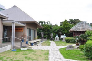 今年２月以降、来場者数が急増している和泊町の西郷南洲記念館(写真右は格子牢)＝５日、和泊町