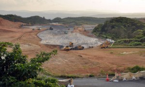 造成工事が進む大熊地区の駐屯地建設現場(上)と、仮処分の申し立てで鹿児島地裁名瀬支部に向かう「債権者の会」メンバーら=24日、奄美市名瀬