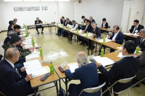 事業目的などを説明した奄美市地域公共交通活性化協設立総会＝７日、市役所