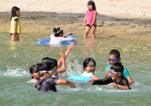 海で水遊びなどを楽しむ子どもたち＝２９日、伊仙町瀬田海海浜公園