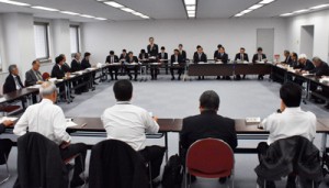 奄振総合調査について意見を交わす県職員と奄美の首長ら＝２６日、鹿児島市の県庁
