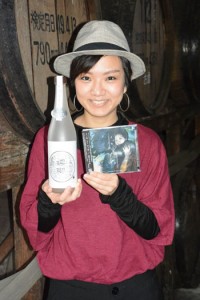 初のＣＤアルバムと新作焼酎を同時発売する西平せれなさん＝２２日、奄美市名瀬