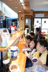 子どもたちが無料で食事を楽しんだ子ども食堂＝２０日、奄美市名瀬久里町