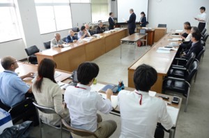 委員の委嘱状交付もあった第１回策定委＝２６日、奄美市役所