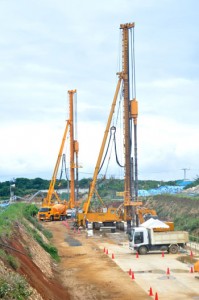 地下ダム止水壁の工事が進められている作業現場＝知名町余多