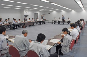 県や市町村の担当者が意見を交わしたウミガメ保護対策連絡協議会＝１２日、鹿児島市の県庁