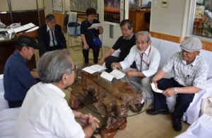 採石場計画への反対を求める要望書を提出した「大和村自然環境を守る会」のメンバーら＝３１日、大和村