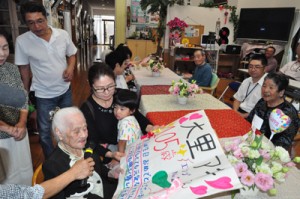 １０５歳の誕生日を迎えた、沖永良部島最高齢の大里秋さん（左手前）＝２５日、和泊町国頭