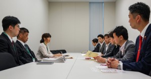 名瀬測候所の気象台格上げを要望する、奄美の未来を考える会（左）＝２６日、東京千代田区の衆議院第２議員会館