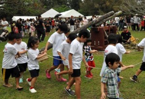 サタグンマの稼働体験もあった黒糖まつり＝５日、徳之島町