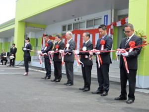 町防災センターの完成を祝い、テープカットする関係者＝１日、町防災食育センター