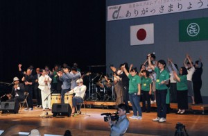 さまざまなアトラクションで開局10周年を祝った記念イベント(上)と、今後の抱負を語る麓理事長=7日、奄美文化センター