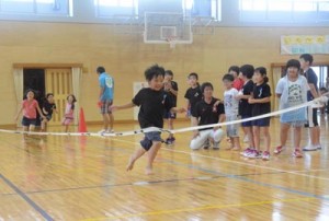 端午一心会。運動会を楽しむ子どもたち＝５日、田検中体育館