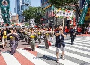 表現力、チームワークが高い評価を受け、グランプリ賞に輝いた東京奄美会女性部＝２１日、東京・渋谷