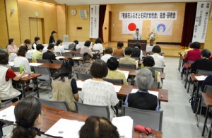 来年２月の女性大会開催を決めた総会＝１４日、奄美市名瀬