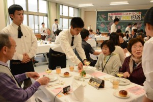 「奄美高校レストラン」で接客をする生徒と来店客＝１６日、奄美市名瀬