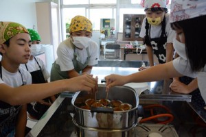 「うまくできたかな？」。ふくらかんの蒸し上がり具合を確かめる児童生徒＝１９日、崎原小中