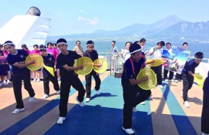 修学旅行先でヤッコ踊りなど披露し、沖永良部島をＰＲする知名中の生徒＝１８日、オーシャンアロー船内