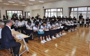 無料の学習塾として公設された「龍進未来塾」の開講式＝２０日、龍郷町