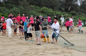 二手に分かれ網を引っ張る参加者ら＝７日、徳之島町花徳