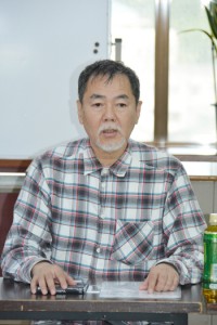 昭和３０年代の名瀬を語る島尾伸三さん＝２４日、名瀬公民館