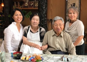 山田さん宅を訪れ６２年前の感謝を伝えた森さん（写真左）と孝さん（同右）の姉妹＝提供写真