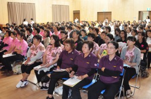 約２００人が参加した大島地区地女連学習大会＝３日、大和村