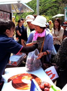 多くの来場者が列を作ったスモモ果実の販売コーナー＝１８日、大和村大棚