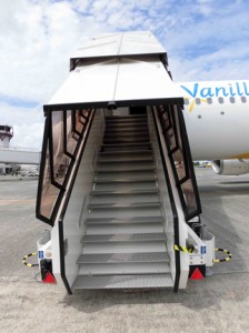 バニラ・エアが奄美空港で使用している乗降用のタラップ（バニラ・エア提供）