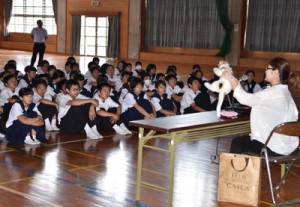 出前授業で猫の適正飼養を呼び掛けた久野さん（右）＝１０日、朝日中学校