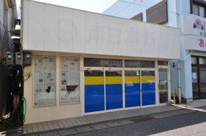 近く改修し、観光・交流の拠点施設としてオープン予定の空き店舗＝８日、和泊町