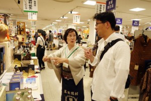 奄美黒糖焼酎の飲み方、魅力を説明する川崎景子さん（手前左）＝８日、千葉県船橋市