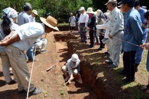 大型煙突の跡とみられる遺構（上）や、赤れんがなどが出土した久慈の白糖工場跡＝２４日、瀬戸内町