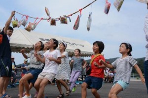 子どもたちも多く集まった龍郷町玉里集落の「浜下れ」＝１８日、龍郷町