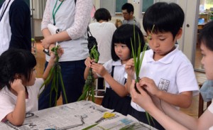 ガヤマキ作りに挑戦する児童ら＝１０日、大和村の名音小