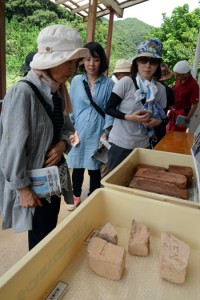 久慈白糖工場調査現場を公開（出土品）写真　丸山