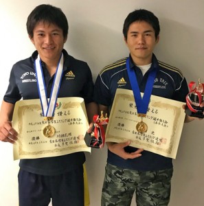 東日本学生レスリング選手権大会の男子８６㌔級で優勝した（右から）川畑光、７４㌔級で優勝した弟の川畑孔明（提供写真）