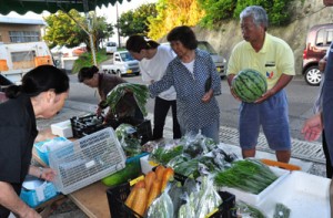 ４年目を迎えたやさい市＝２８日、知名町瀬利覚集落