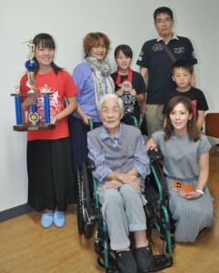 曽祖母の屋田シズ子さん（前列左）を訪問した亀井姉妹と家族＝１４日、奄美市名瀬