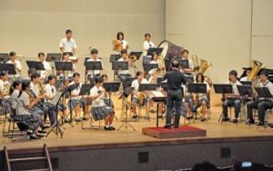 島内の７校が集った子ども音楽フェスティバル＝１５日、徳之島町文化会館