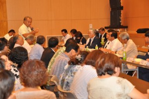 住民約１００人が参加し、徳之島で初めて開催された「あなたのそばで県議会」＝２９日、徳之島町