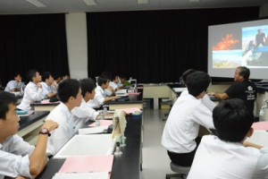 興さん説明を熱心に聞く生徒たち＝１２日、奄美市名瀬の県立大島高校