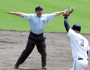 夏の甲子園県予選で審判を務めた南山さん＝３日、鹿児島市の県立鴨池球場 