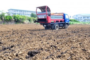 土づくりのため堆肥散布が行われているほ場＝４日、知名町