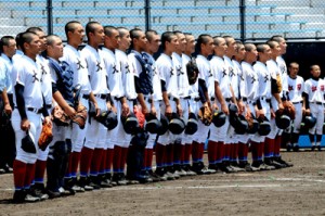 松陽戦に勝利して校歌を歌う大島高校ナイン＝１４日、鹿児島市の県立鴨池球場