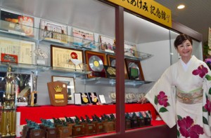 これまでに受賞したトロフィーやレコードなど約１００点を展示している三沢あけみ記念館＝１１日、奄美市名瀬