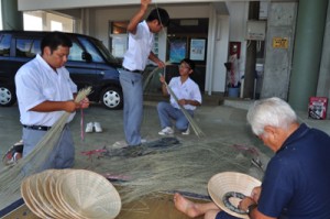 全国大会の舞台で使用する笠を作る沖高エイサー部の男子部員ら＝１４日、知名町