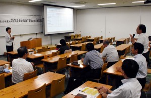 黒糖焼酎の製造法で意見を交わす研究者ら＝２４日、鹿児島市の鹿児島大学