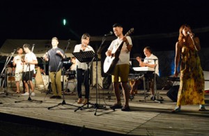 全２６曲を披露し、ファンを沸かせた５組の出演者＝３０日、喜界町のスギラビーチ多目的広場