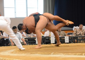 【個人ベスト同点決勝】上手投げで優勝を決めた朝日の濱口（手前）＝２６日、奄美市住用町の奄美体験交流館